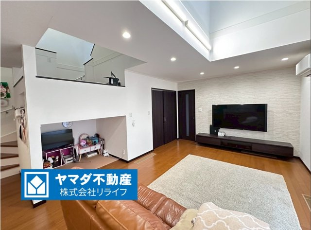 中古戸建　大垣市新開町　令和元年築の居間・リビング|吹き抜けのある開放的なリビング。