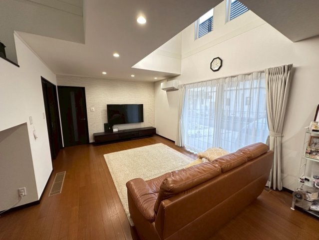 中古戸建　大垣市新開町　令和元年築の居間・リビング|吹き抜けのある開放的なリビング。