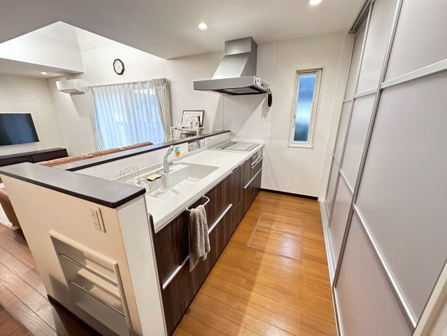 中古戸建　大垣市新開町　令和元年築の居間・リビング|21.5帖の広々リビング。