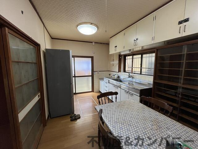 松山市小坂５丁目の中古一戸建の居間・リビング