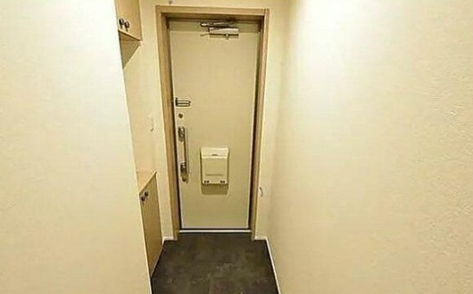 ファミール石原の玄関