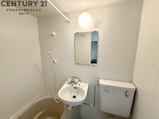 浴室に洗面台があります。