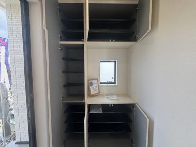 【玄関】 | 南城市知念久手堅（全4棟）A・B号棟 | A号棟　十分な収納付き玄関♪