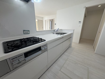 【キッチン】 | 南城市知念久手堅（全4棟）A・B号棟 | A号棟　使いやすいシステムキッチン♪フリーコーナー＋収納付き♪