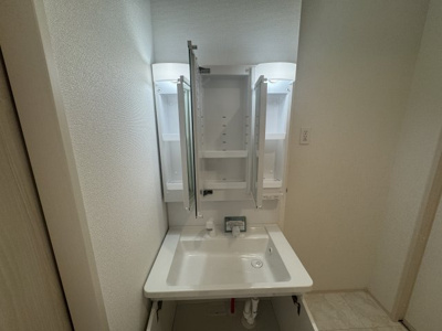 【独立洗面台】 | 南城市知念久手堅（全4棟）A・B号棟 | A号棟　三面鏡付き洗髪洗面化粧台♪