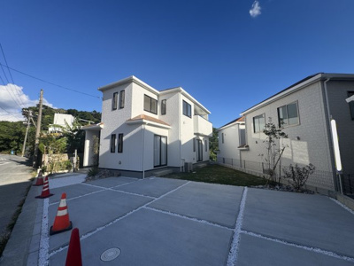 【外観】 | 南城市知念久手堅（全4棟）A・B号棟 | Ｂ号棟　並列駐車4台可♪