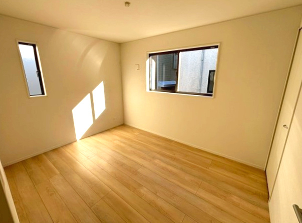 永吉2丁目　新築戸建ての洋室|陽光射し込む明るい洋室。ほっと寛げる寝室にいかがでしょうか。