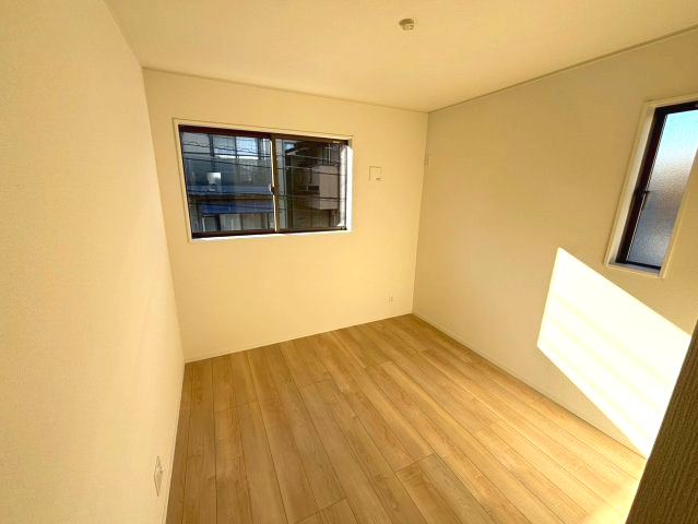 永吉2丁目　新築戸建ての洋室|5帖の洋室です。2面採光で明るく子供部屋におすすめの部屋です。