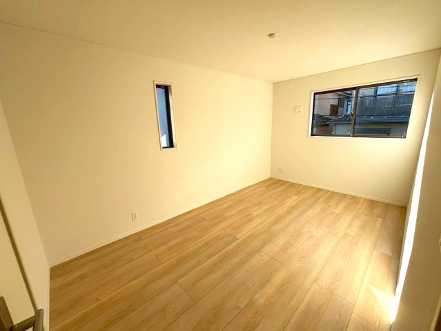 永吉2丁目　新築戸建ての洋室|7.5帖の洋室です。主寝室におすすめの広さ。ベッドもゆったり配置できます。