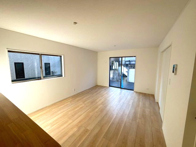 永吉2丁目　新築戸建ての居間・リビング|16帖のリビングダイニング。家具の配置もしやすくのびのび広々。家族と憩いの時間を過ごしませんか？