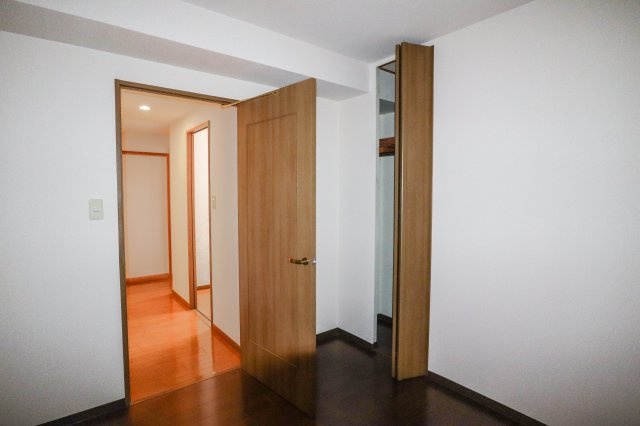 【収納】 | ユニライフ桃山台 | 洋室　約５．０帖にもクローゼットが有ります♪