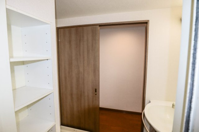 【洗面所】 | ユニライフ桃山台 | 洗面室には便利な棚と室内洗濯機置き場もあります♪