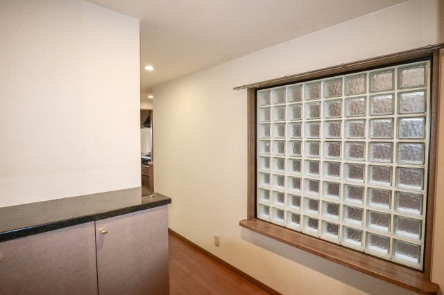 【玄関】 | ユニライフ桃山台 | ブロックガラスで明るい玄関♪
シューズボックスが有るのでスッキリご使用いただけますね