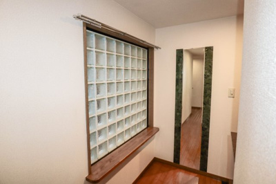 【玄関】 | ユニライフ桃山台 | 玄関には全身映る鏡もあるので便利♪