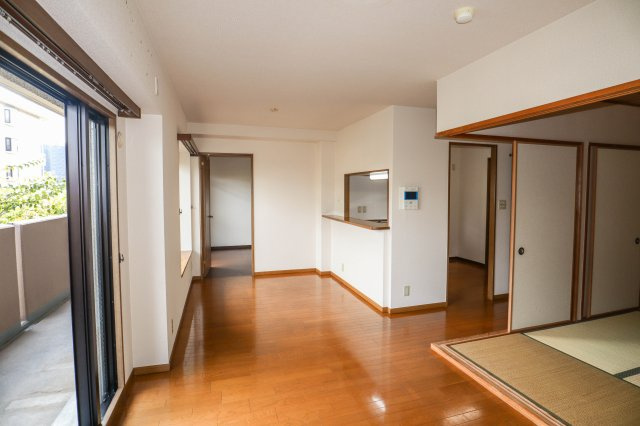 【居間・リビング】 | ユニライフ桃山台 | 南東向きのワイドバルコニーで明るい3LDK♪