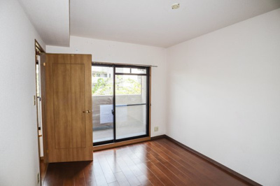 【寝室】 | ユニライフ桃山台 | バルコニーに面した洋室　約６．６帖