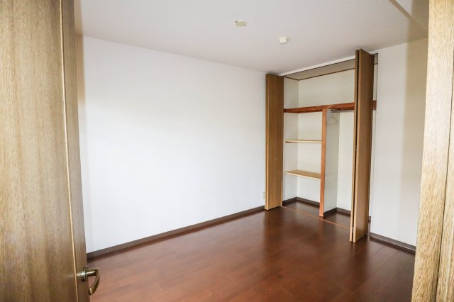 【収納】 | ユニライフ桃山台 | 洋室　約６．６帖には大きめのクローゼットが有ります♪