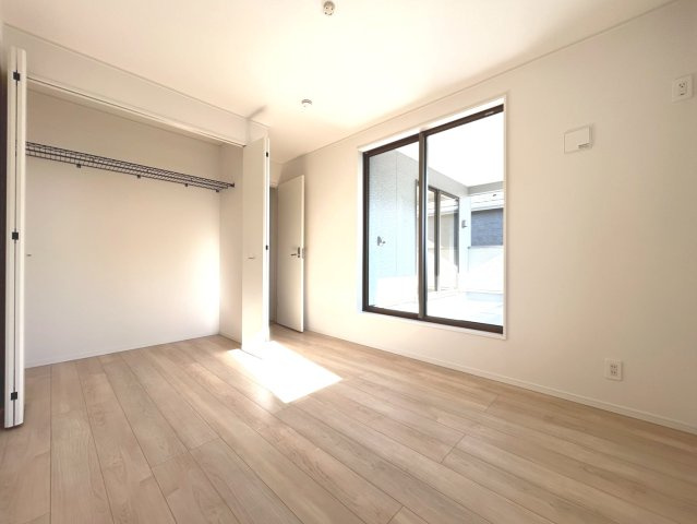 クワイエ　一宮市大毛第4　全3区画分譲の寝室|全居室にたっぷり収納できる大型収納を設置。窓ガラスは、断熱性能や結露防止効果の高いペアガラスを採用！
高い断熱性と共にガラス面の結露対策にも効果を発揮し湿気によるカビの発生を抑止します。