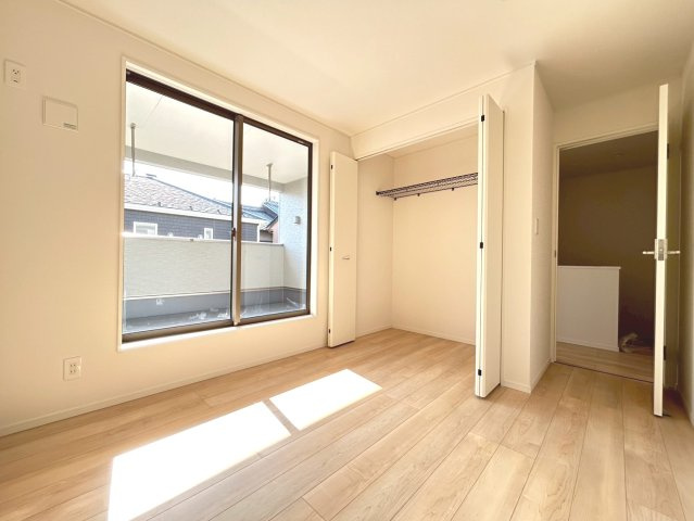 クワイエ　一宮市大毛第4　全3区画分譲の洋室|建具やクロスなどをトータルデザインでコーディネートしており、室内に落ち着きと安らぎを与えてくれます。
全居室収納付き！寝室やお子様のお部屋がスッキリ片付きます。