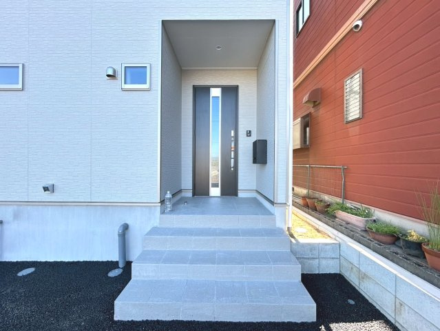 クワイエ　一宮市大毛第4　全3区画分譲の玄関|玄関ドアの取手ハンドル部分にセンサーがついて、カードタイプ・シールタイプのキーで施錠が可能で便利です。
お買い物の荷物で手が塞がっていても、楽々開錠できます。毎日の外出前の時間も短縮されて快適です！