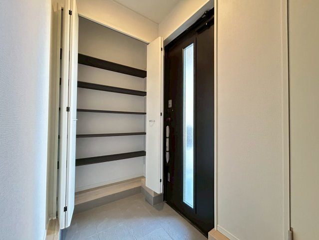 クワイエ　一宮市大毛第4　全3区画分譲の玄関|大容量のシューズ収納付きで玄関周りもすっきり！玄関ドアからの光が玄関ホールを明るくしてくれます。