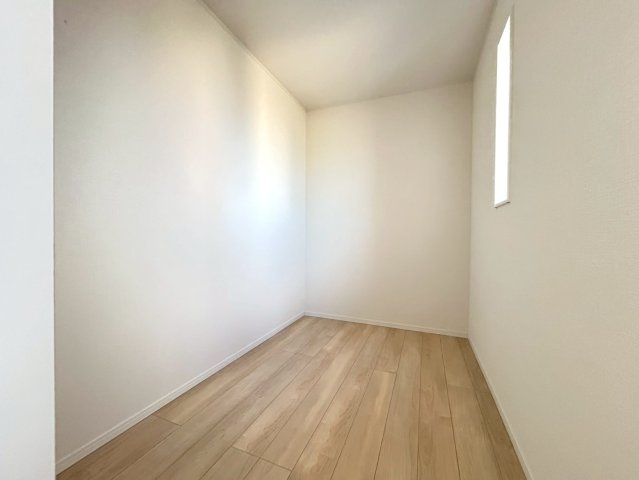 クワイエ　一宮市大毛第4　全3区画分譲のその他|寝室接続の納戸は窓付きです。収納スペース以外にもテレワークルームや書斎としてもお使い頂くことが出来ます。