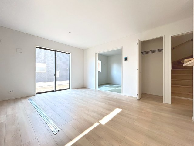 クワイエ　一宮市大毛第4　全3区画分譲の居間・リビング|フローリング材は木目調でナチュラルな美しさ。様々な傷やクラックの発生を大幅に抑える特殊加工済みです。
床材に受ける様々な傷や、温度・湿度変化によるクラックの発生を大幅に抑える特殊加工を施工済み。