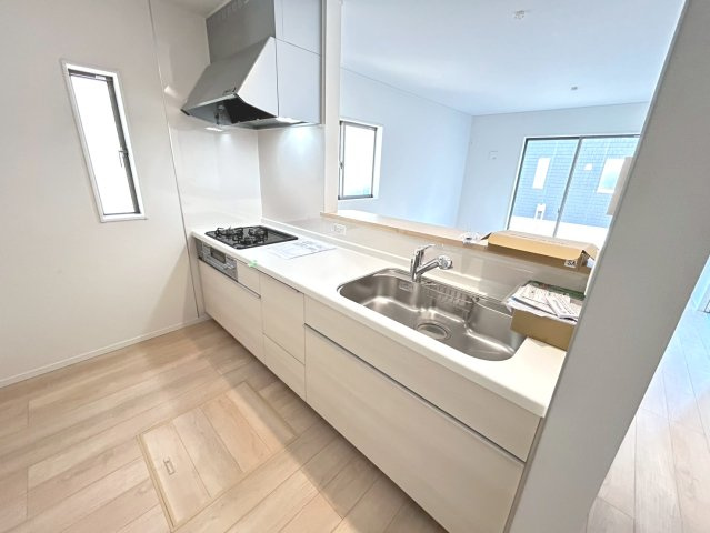 クワイエ　一宮市大毛第4　全3区画分譲のキッチン|お手入れがラクなステンレスをワークスペース部分トップに使用した、機能的で美しいシステムキッチンです。
浄水器組込み水栓でシンクまわりがスッキリ広々お使いいただけます。フラットな造りでお掃除も楽々です。