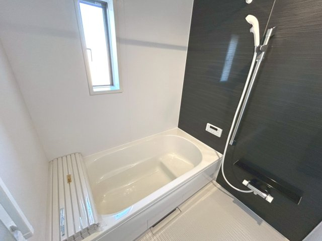 クワイエ　一宮市大毛第4　全3区画分譲の浴室|保温浴槽使用で４時間たっても浴槽の湯温低下はわずか約2.5度の省エネ仕様です。【暖房換気乾燥機】付き！
サイドブロー機能を備えた省エネ衣類乾燥機です。窓付きの明るく清潔な空間でゆったりバスタイムを！