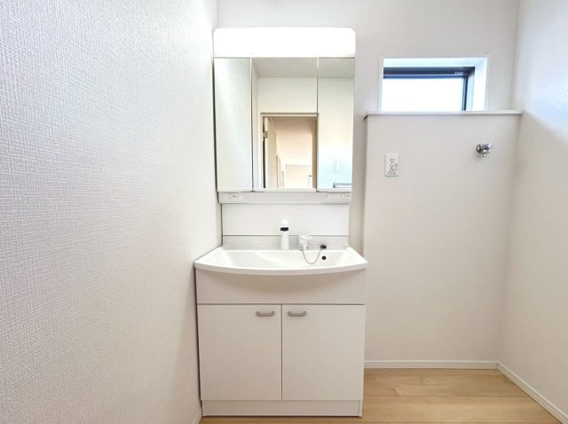 クワイエ　一宮市大毛第4　全3区画分譲の独立洗面台|床材に受ける様々な傷や、温度・湿度変化による、クラックの発生を大幅に抑える特殊加工を施工済みです。
水栓はリフトアップできて両手が使えます。またハンドシャワーでも使えます。