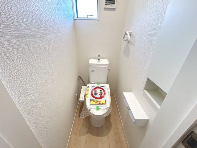 クワイエ　一宮市大毛第4　全3区画分譲のトイレ|超表面平滑加工とイオンパワーの「セフィオンテクト」加工で、汚れが付きにくく落ちやすい仕様のトイレです。
またツイントルネード洗浄で少ない水でも前方の返し部分から後方部までしっかり洗浄できます！