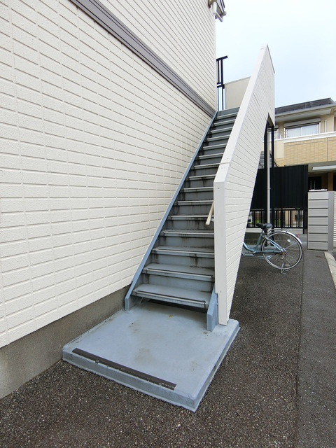 クレール国立のエントランス|★２階への階段★