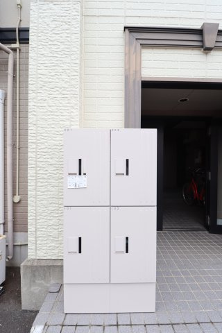 メゾンアベニューのエントランス|宅配ボックスがあると、自分の時間を有効活用できますね！