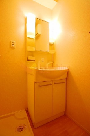 コンフォール津福の洗面所|ゆったりとスペースのある洗面所