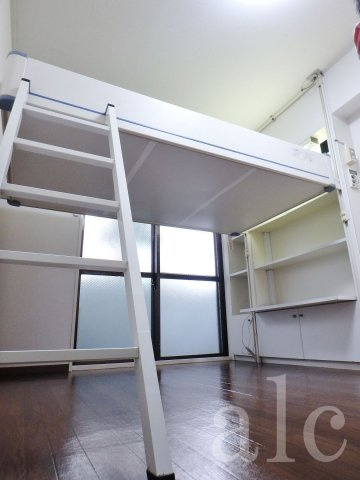 ラ・レジダンス・ド・エチュードの設備|大きな収納スペースとしても良し、ノートパソコンなどで作業スペースとしてもご利用可能です。