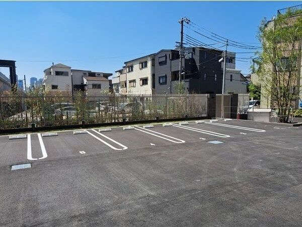 スプランディッド京橋EASTの駐車場
