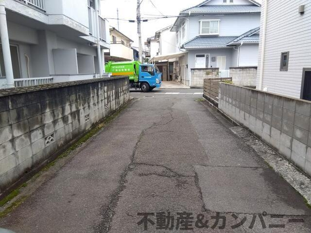 松山市小栗７丁目の売地の前面道路含む現地写真|前面道路含む現地写真です