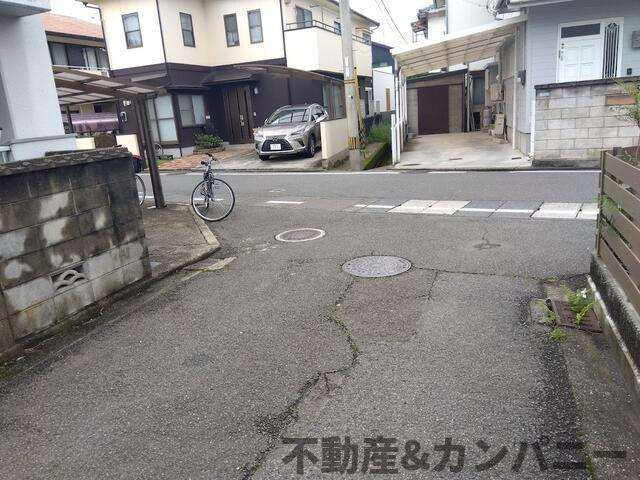 松山市小栗７丁目の売地の前面道路含む現地写真|前面道路含む現地写真です