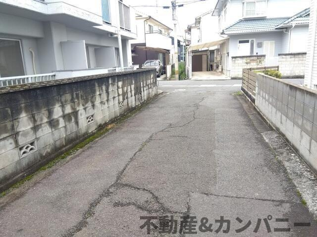 松山市小栗７丁目の売地の前面道路含む現地写真|前面道路含む現地写真です