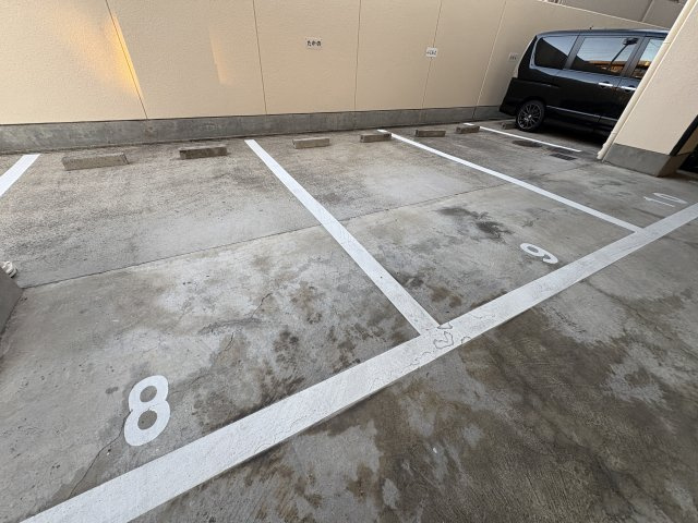 ニュープレジデント藤澤の駐車場