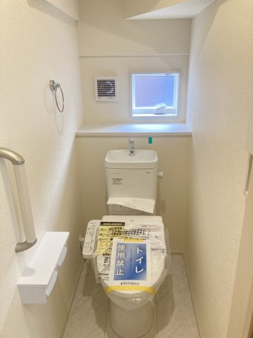 ブルーミングガーデン前橋市六供町3丁目　1号棟のトイレ|1階トイレです。清潔感のある白を基調としています。
温水洗浄・便座暖房機能の付いた快適なトイレです☆
