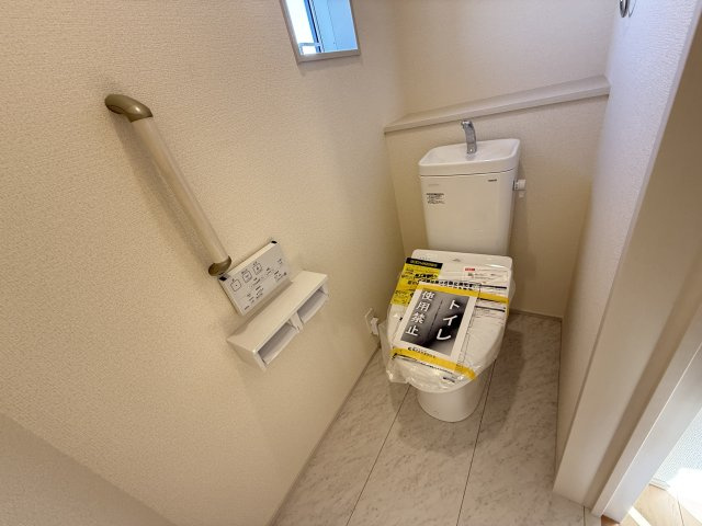 ブルーミングガーデン前橋市六供町3丁目　1号棟のトイレ|2階トイレです。清潔感のある白を基調としています。