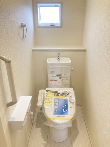 ブルーミングガーデン前橋市六供町3丁目　1号棟のトイレ|2階トイレです。清潔感のある白を基調としています。