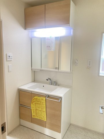 ブルーミングガーデン前橋市六供町3丁目　1号棟の独立洗面台|シャワー水栓付き洗面台で朝の身支度もバッチリです！
洗面台には収納スペースもあり洗面室もすっきり片付きますよ！