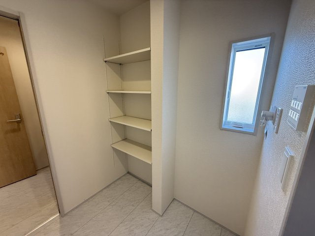 ブルーミングガーデン前橋市六供町3丁目　1号棟の収納|脱衣室です。可動棚付きでシャンプー等のストック品やタオル類の収納に重宝します！