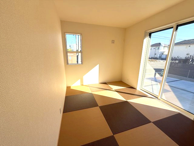 ブルーミングガーデン前橋市六供町3丁目　1号棟の和室|独立した和室なので使い勝手が良いです。２世帯住宅にもおススメです。
和室があると落ち着いた雰囲気になります☆5.25帖の広さです。