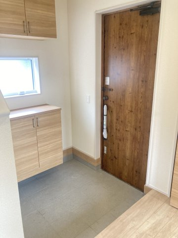 ブルーミングガーデン前橋市六供町3丁目　1号棟の玄関|ゆったりとした玄関です。玄関収納も充実♪