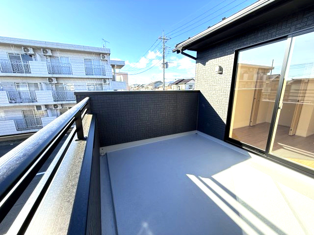 ブルーミングガーデン前橋市六供町3丁目　1号棟のバルコニー|広々したバルコニーです！布団も干せる広さです。