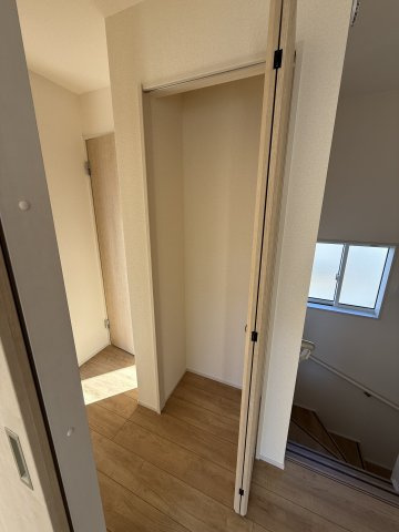 ブルーミングガーデン前橋市六供町3丁目　1号棟の設備|２階に嬉しい廊下収納ついてます！