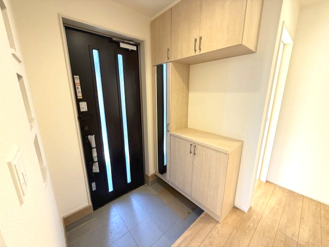 ブルーミングガーデン前橋市六供町3丁目　1号棟の玄関|ゆったりとした玄関です。玄関収納も充実♪